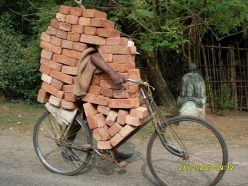 用脚踏车搬运砖块！？
