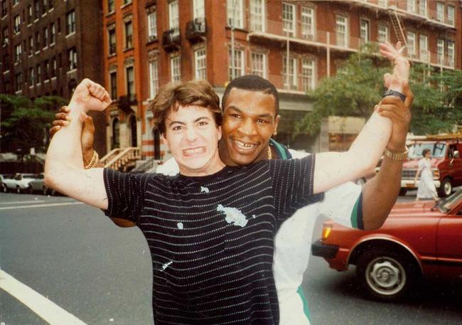 小勞勃道尼 (Robert Downy Jr) 在1980年代時和他父親的朋友合照...這位朋友是拳王麥克泰森 (Mike Tyson)。
