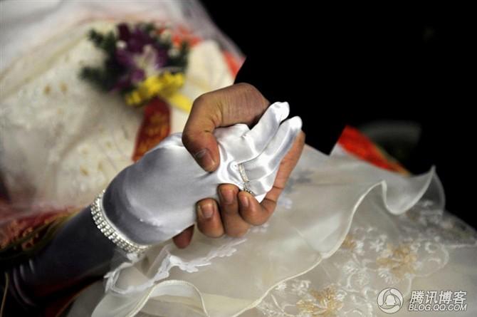 新娘的父親將女兒冰冷的手遞給了他，在現場的每個人此時都已經淚如雨下。