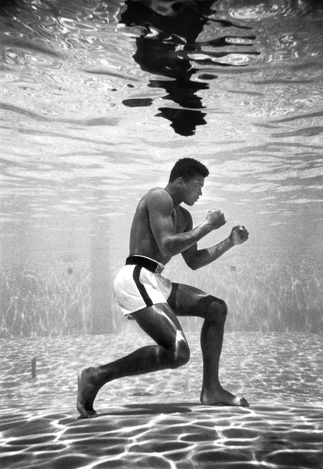 1961時拳王穆罕默德阿里 (Muhammad Ali) 在邁阿密的Sir John飯店游泳池裡訓練。