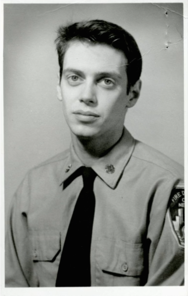 史提夫布希米 (Steve Buscemi) 1976年時是一位紐約的消防員。