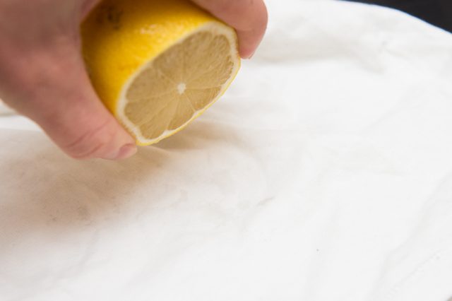 6.去除针织物上的污渍：混合柠檬汁和塔塔粉，把它们调成糊状后，擦到污渍处，等待30分钟后就能洗掉了，绝对会非常的干净！