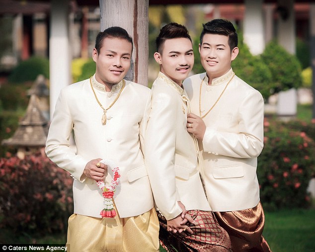 这样的结婚仪式其实就和一般婚礼一样，仍然有走红毯、宣誓和交换戒指。虽然世界上已经有许多同性婚姻的存在，但这一段三方同性婚姻或许不只是泰国史上头一遭、也是全世界首次发生的特别婚姻！