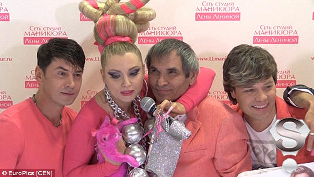 这位名叫伊莲娜列宁娜 (Elena Lenina) 的女作家，同时也是女演员和女模特儿，去年9月时为了参加一场以"粉红色"为主题的派对，竟然将自己养的小猫咪漆成粉红色！