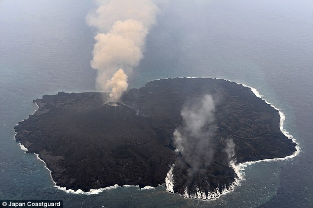 事情是這樣的，位於東京南部外海997公里的西之島 (Nishinoshima)，自從2013年11月噴發後，一直在持續擴張，是相當罕見的火山現象。
