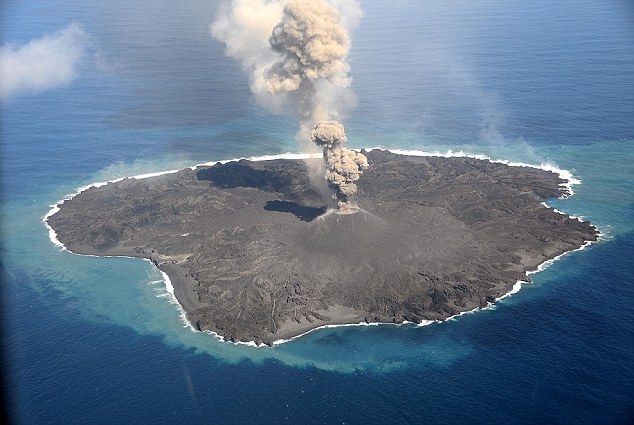 这些照片是由日本海巡署所拍摄的，记录下火山在过去15个月期间喷发，让原先两个岛屿慢慢形成一个陆地。一开始科学家还不确定这样的喷发会维持多久，因为多半火山喷发所造成的岛屿，不久就会被海洋所吞没。