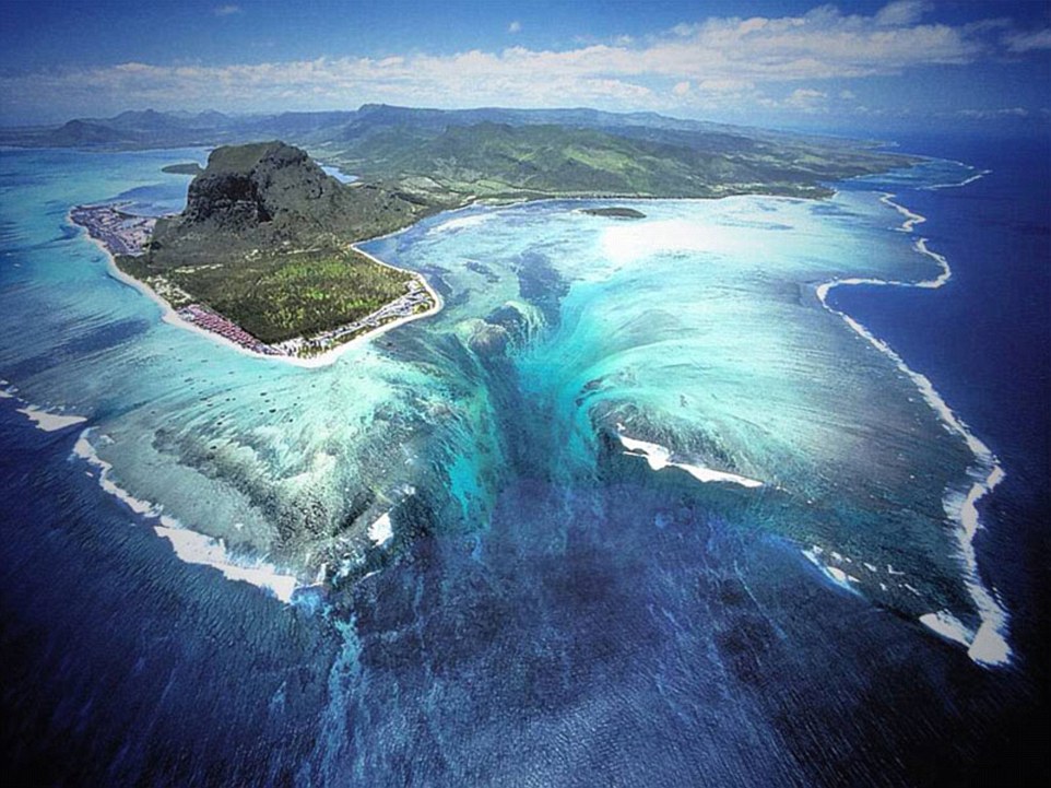 但事實上，這並非海中的瀑布，而是陽光反射海底的流動泥沙製造出的錯覺而已。連在Google地圖上都能看到島的西南角的海裡有一個這麼大的瀑布。