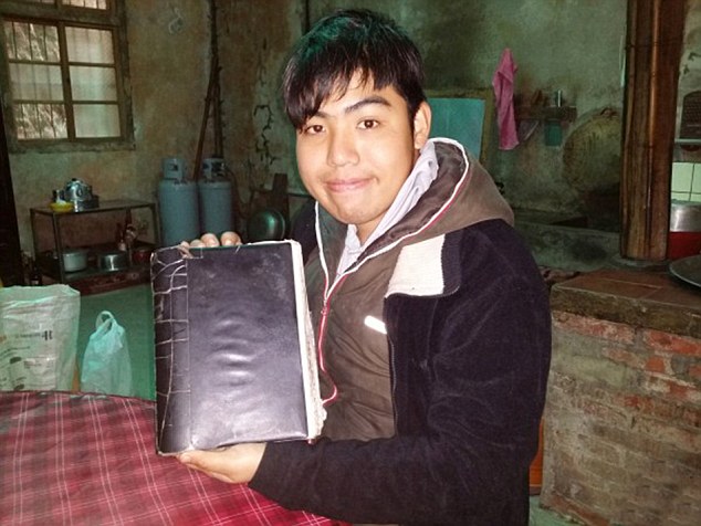 Memory book: Chen Hongzhi uses the notebook to write down people he meets and what he does each day after being left with a five-minute memory following a car crash