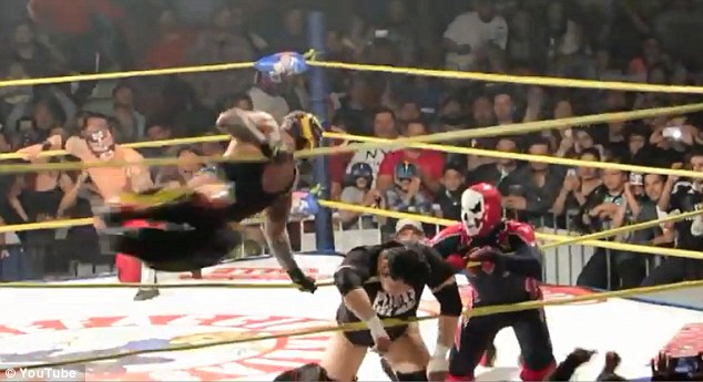 35岁的墨西哥摔角明星阿古尤 (EL Hijo Del Perro Aguayo) 在墨西哥的一场比赛中，和雷·密斯特里欧 (Rey Mysterio Jr.) 对上，结果被对手飞踢然后脖子撞上绳圈，接下来就一动也不动了。