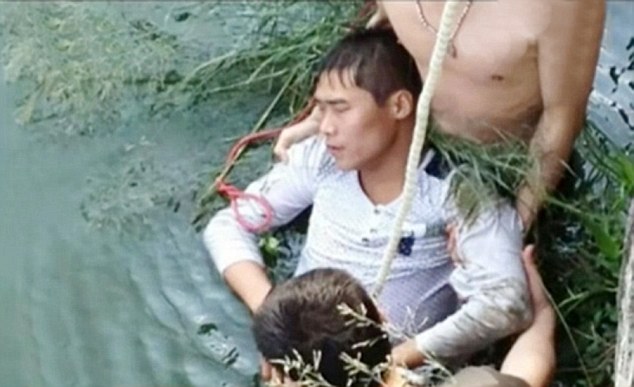 當地的民眾發現了這名新郎臉部向下地漂浮在湖中，不過事後被警方救了上來，依然還有生命跡象，也預期他之後能夠完全康復。