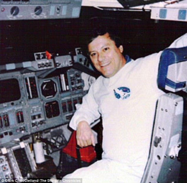 据称，他曾是美国佛罗里达甘迺迪航天中心 (Kennedy Space Center) 团队中的一员，也确实曾看过人形的外星生物。