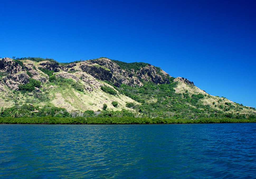 這座佔地42英畝(約為0.17平方公里) 的小島最高點高於海平面110英尺 (約33公尺)。