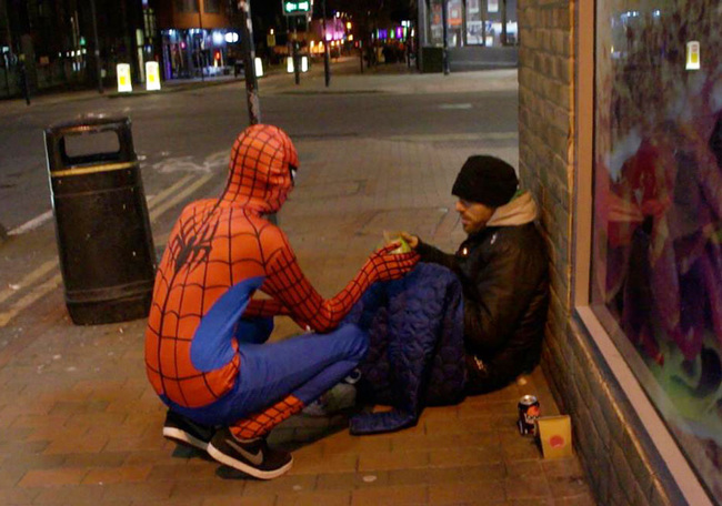 每一個晚上，這一位二十歲的神秘男子都會扮成蜘蛛人的樣子，到伯明罕的街頭找遊民，不是為了要打架，而是要給他們食物吃。