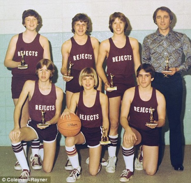 布莱德彼特 (Brad Pitt) 1977年时和学校篮球队合影。(前排中间)
