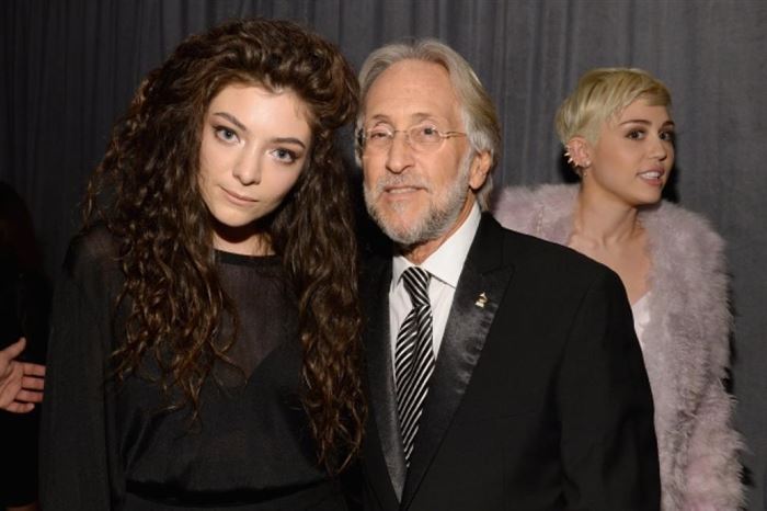 25 Of The Best and Most Amusing Celebrity Photobombs  10