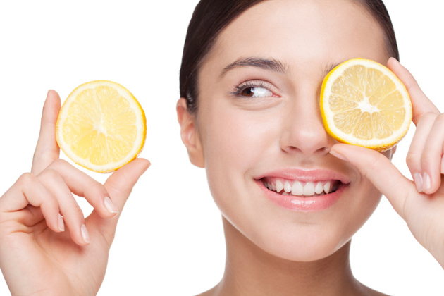 5.皮肤保养：柠檬里的柠檬酸和维生素C的可以赶走黑头和防止毛孔堵塞，还能让指甲变亮、消除黑斑等等。