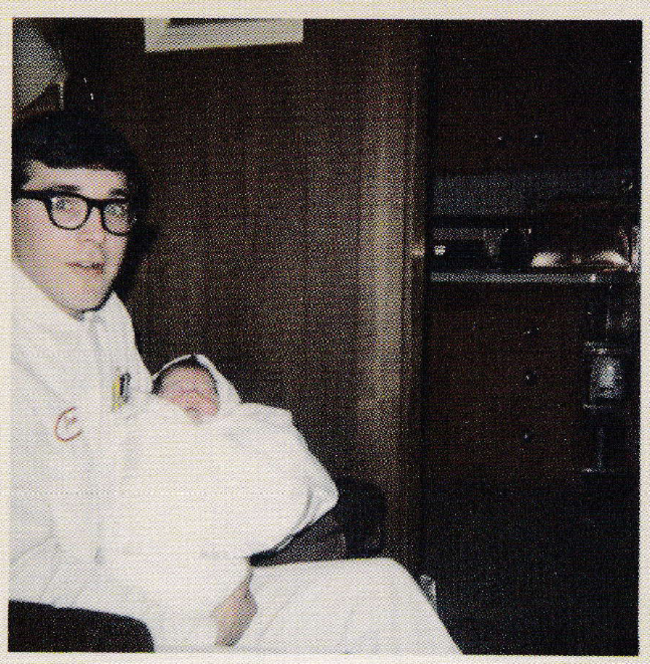 唐柯本 (Don Cobain) 和他剛出生的兒子科特柯本 (Kurt Cobain) 在1967年時的合照。