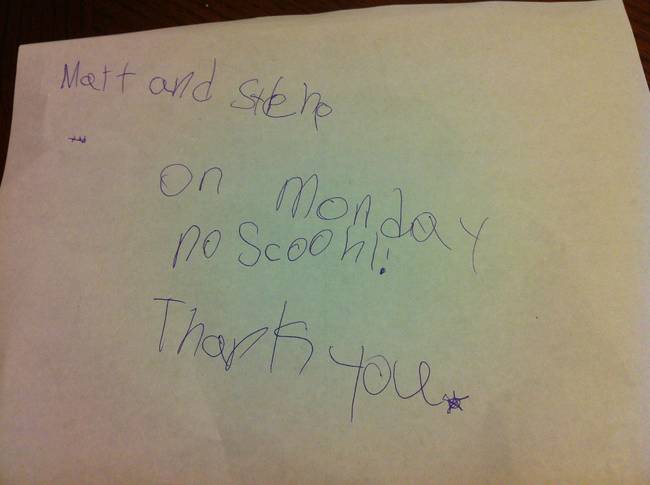 5歲小女孩拿了一張紙條給媽媽，並且說這是老師寫的。