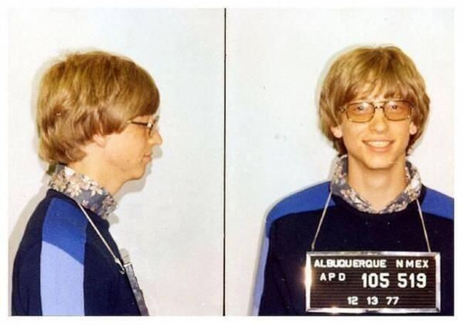 比尔盖兹 (Bill Gates) 于1977年因为无照驾驶而被捕。