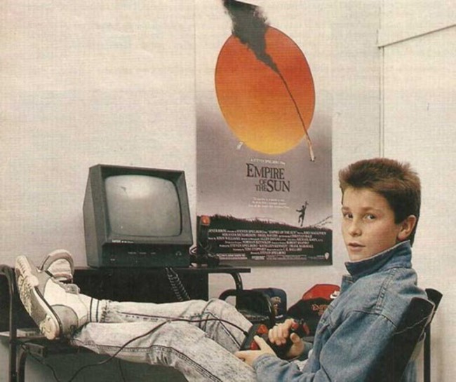 克里斯汀貝爾 (Christian Bale) 1984年時正在玩電腦遊戲的模樣。