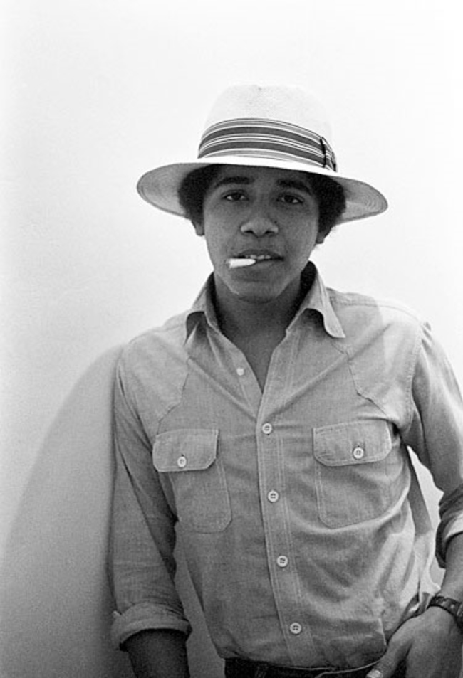美國總統歐巴馬1980年時叼著一根煙拍照，當時是大學一年級學生。