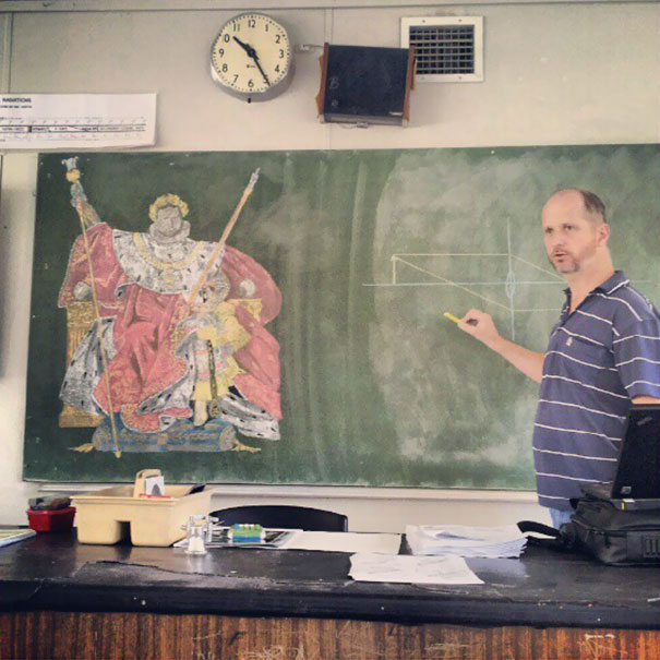 这位科学老师选择在这间旧旧的教室上课，因为这样他就能在黑板上用粉笔画画了！