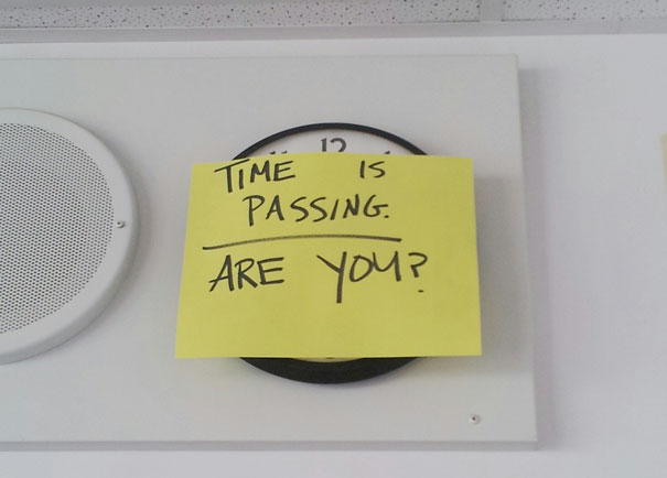 英文老師期末考時在時鐘上貼上這張紙條。