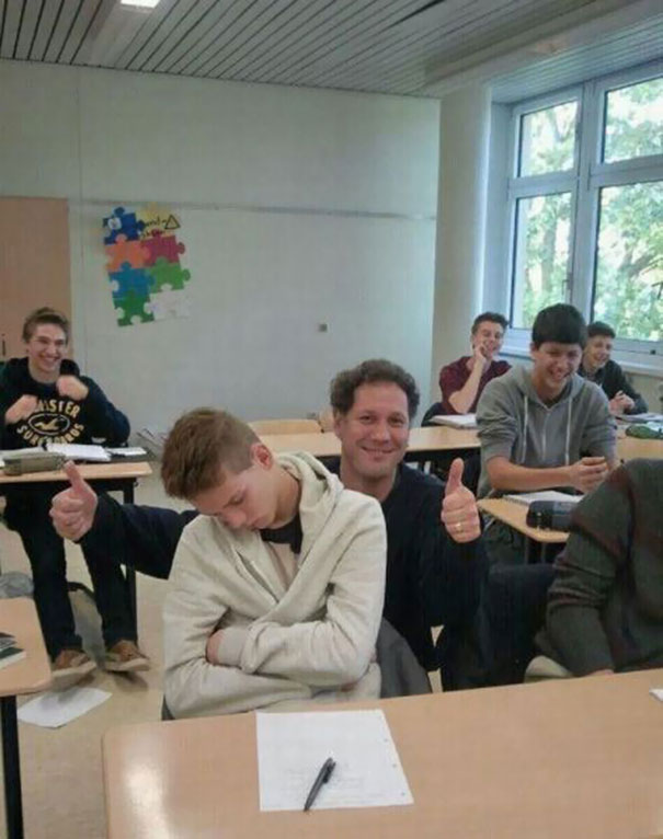 課堂上有位學生睡著了，於是老師和他合照...