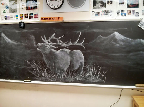 这位老师用粉笔在黑板上画出这些超扯的画作！