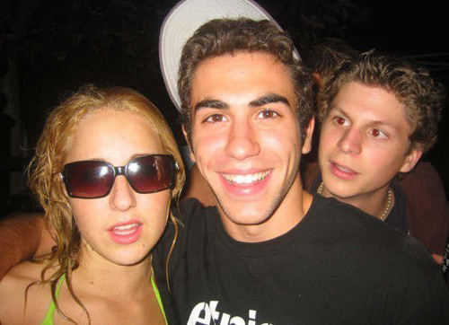 25 Of The Best and Most Amusing Celebrity Photobombs  30