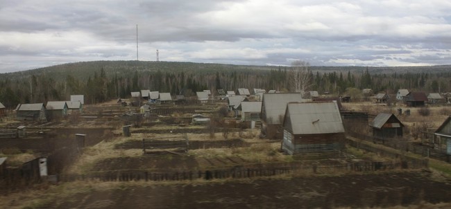 该陨石坑正危及着生活在西伯利亚的人。其中一个孔将可能影响一个学校甚至是一个小镇的供水处。