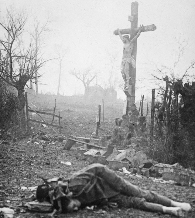 其中最令人震驚的畫面是由一名攝影師拍下的。當時他看到硝煙散盡後新死掉的人群一個一個都躺在神聖十字架的下方。
