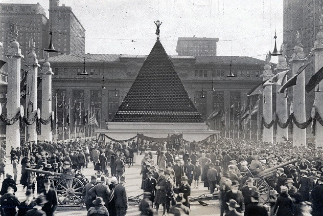 胜利后，美国决定在大中央车站建立一个金字塔，上面放著12000个德国钢盔。