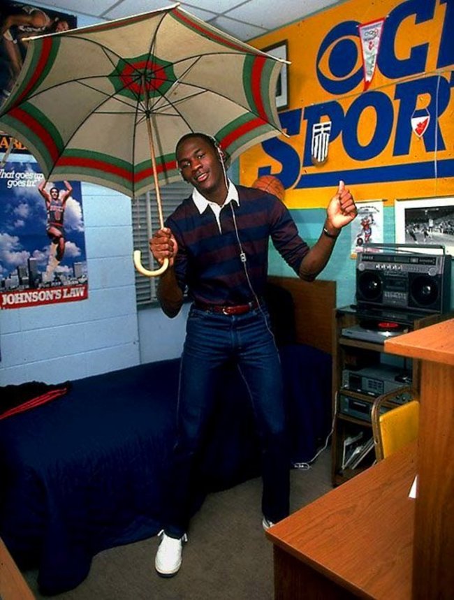 麦可乔丹 (Michael Jordan) 1982年时在大学宿舍内拍照。