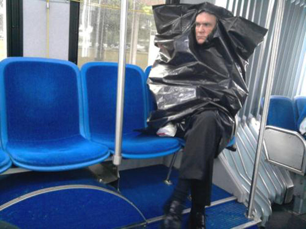 "天气太冷又下雨，所以我拿了垃圾袋..."