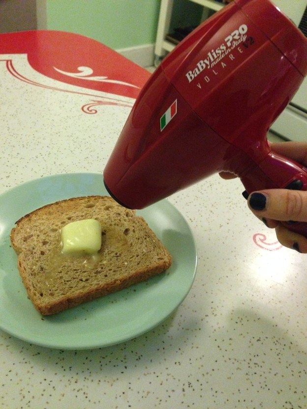 用吹风机来让面包上的奶油快速融化...