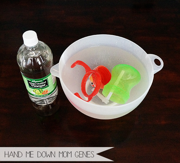 Clean sippy cups with white vinegar to get rid of that stinky smell.