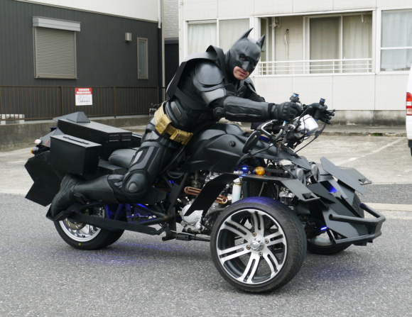 在日北千葉縣有一名超級英雄「千葉俠」(Chibatman)，最近接連登上日本新聞頭條，而他的目的也很明確，就是要騎著他的千葉摩托車、讓千葉縣的大街小巷都很安全。這可不是鬧著玩的兒戲，他還會在公開場合致詞、甚至還得到千葉縣警方的官方行動許可。