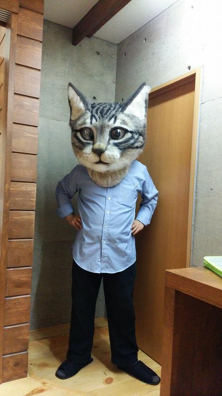 這個貓咪頭，是日本羊毛藝術學校的老師佐藤法雪帶領學生製作出來的。這位老師可是編織界的專家，甚至還發行過不少書籍 (連結) 教導讀者如何做出真實感十足的動物編織。