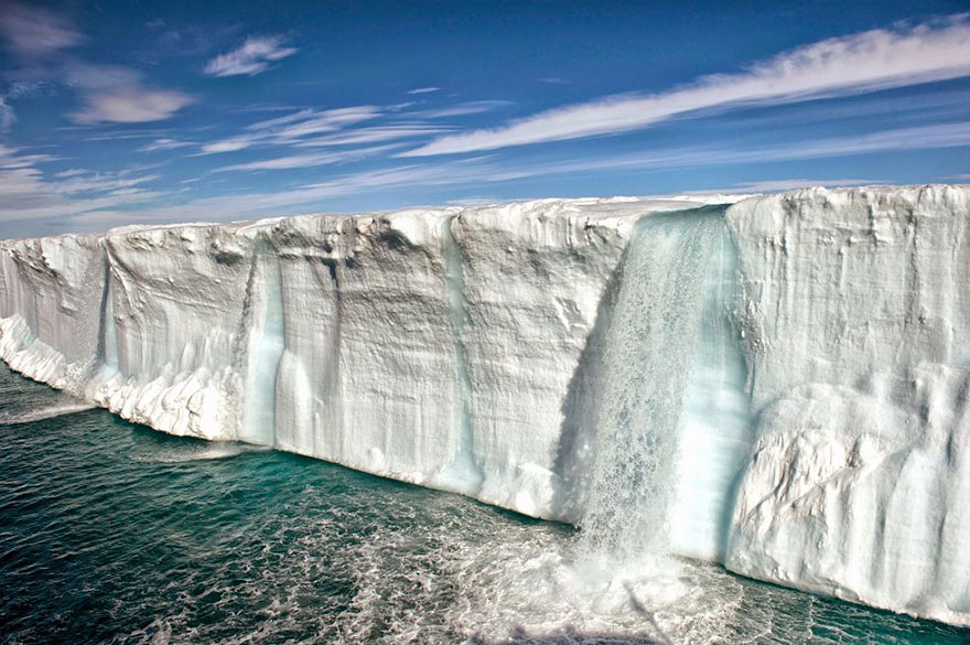 15. 挪威斯瓦尔巴岛屿 (Svalbard island) 的巨大冰山正在融化。