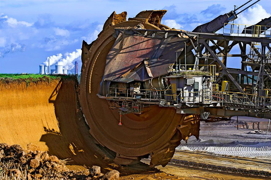 9. 全世界最大的挖土机「Bagger 288」正在德国汉巴赫露天开采煤矿。