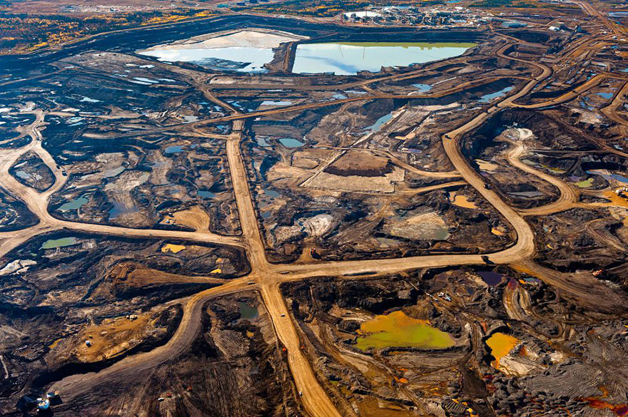 12. 在加拿大阿尔伯塔这个盛产焦油的地区，已经被开采和有毒废弃物给破坏殆尽。