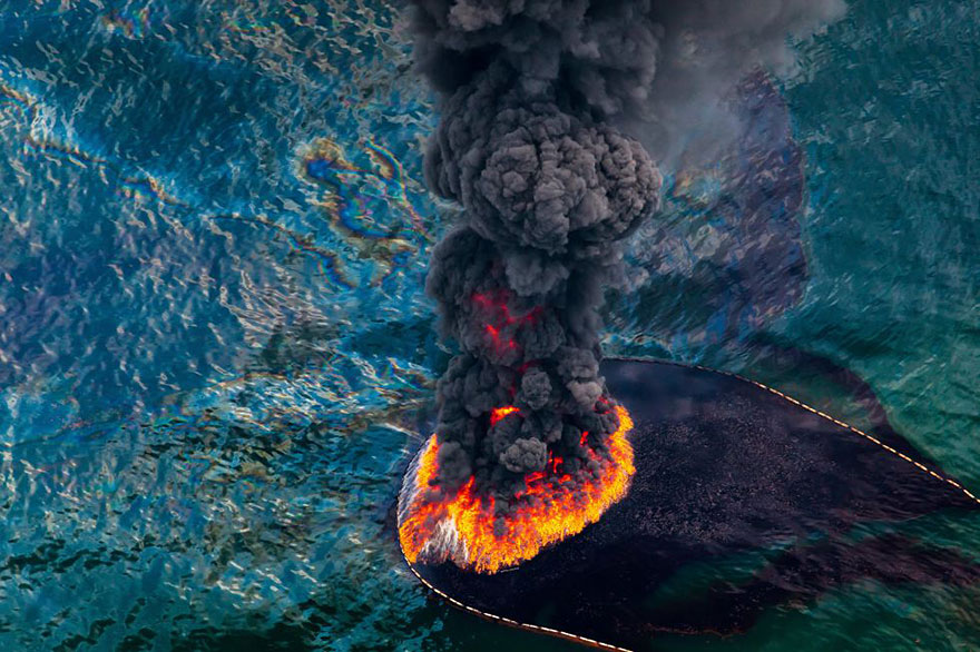 5. 2010年4月，墨西哥湾的石油平台大火。