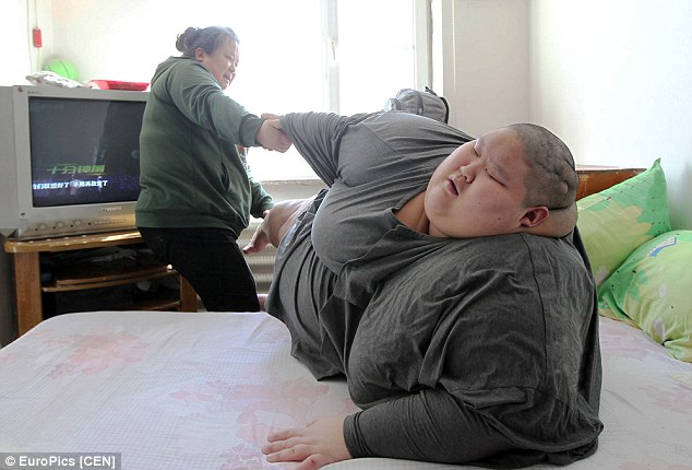 Her son Hanguin, who has the worst health of the two, weighs 250 kilos and cannot move off the bed