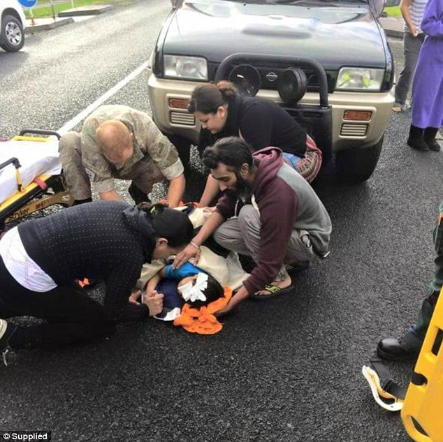 在紐西蘭南奧克蘭發生了一起車禍，一名5歲的小孩子遭到車輛撞擊，頭部創傷流著血、躺在地上。而這起車禍也正好發生在22歲的錫克教學生哈曼 (Harman Singh) 家門外。他跑出家門查看，發現小男孩頭部正流著血，於是不顧嚴格宗教規範、解下自己的特本頭巾 (Turban)、來幫助小男孩。