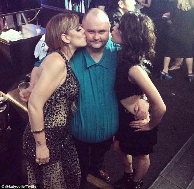 O'Brien poses for pics with Cassandra Fairbanks, left, and Hope Leigh, right, the two Californian woman who organized the event after he was body-shamed online