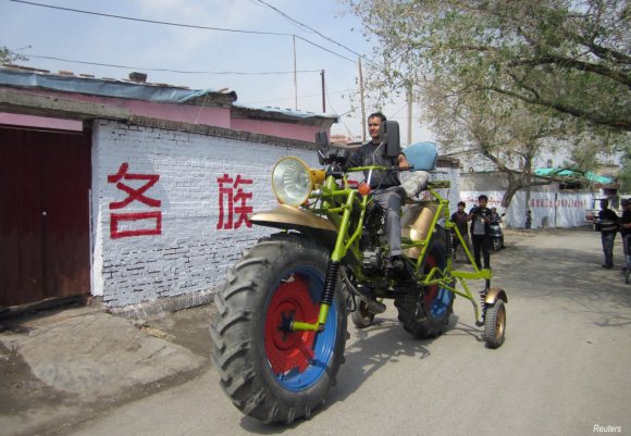a-man-only-identified-as-abulajon-in-the-xinjiang-uighur-autonomous-region-in-china-spent-8000-yuan-820-1300-to-create-the-03-tonnes-motorcycle-however-measuring-14-feet-43-metres-in-length-and-78-feet-24-metres-in-height-makes-it-impossibl