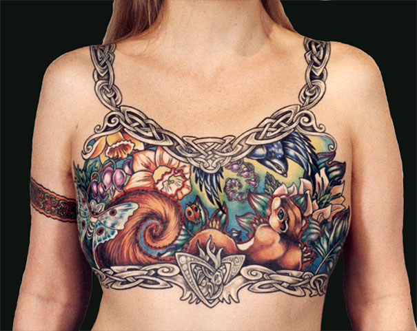 刺青師幫這8位女性在胸部上刺青 其實除了美觀以外還