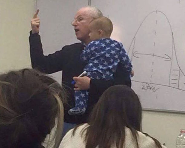 在以色列的耶路撒冷希伯來大學 (Jerusalem’s Hebrew University)，學生拍下了一位抱著小孩子講課的教授，照片立刻在網路上感動瘋傳，而背後的原因，也讓人不禁嘴角上揚。