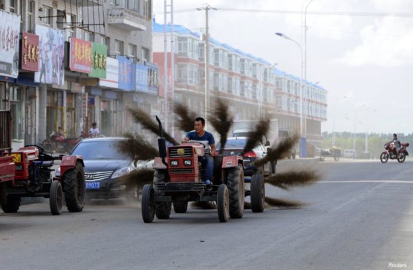 here-an-unidentified-man-from-the-heilongjiang-province-created-a-home-made-12-brooms-tied-in-the-rear-to-help-him-clean-the-road-in-mohe